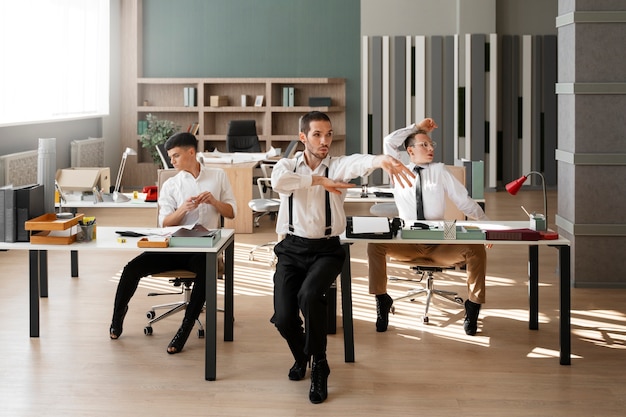 Foto gratuita hombres realizando bailes de moda en interiores