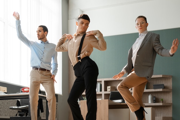 Foto gratuita hombres realizando bailes de moda en interiores