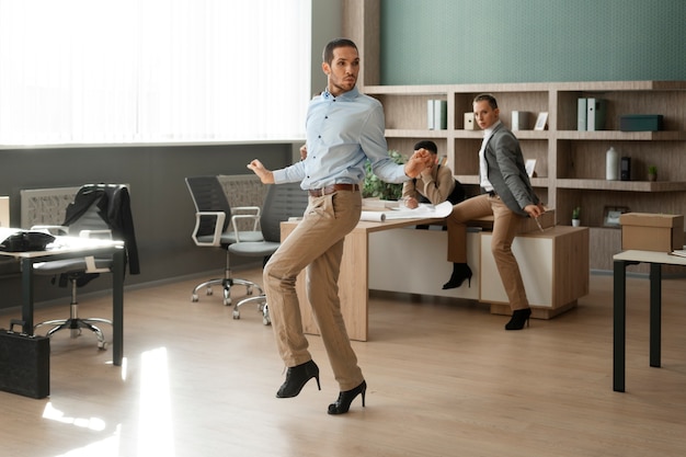 Hombres realizando bailes de moda en interiores