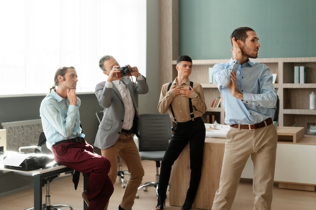 Foto gratuita hombres realizando bailes de moda en interiores