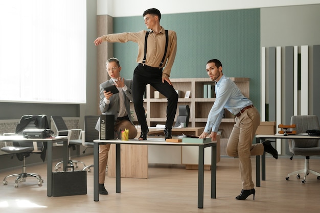 Foto gratuita hombres realizando bailes de moda en interiores