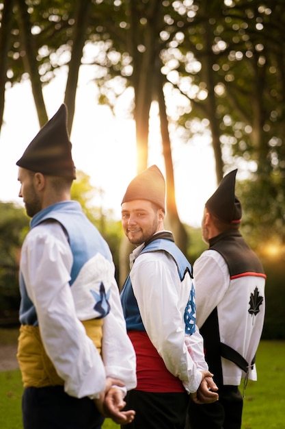 Foto gratuita hombres en ropa tradicional tiro medio