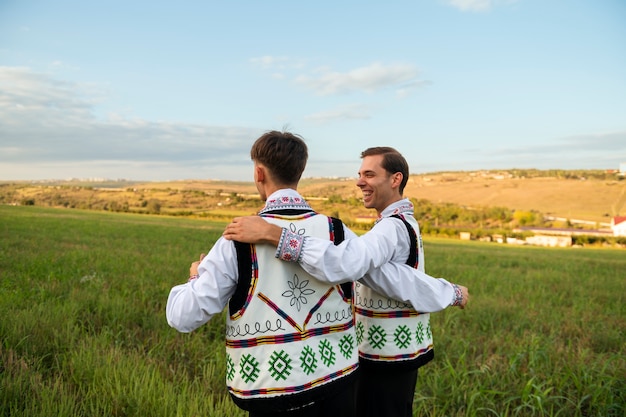 Foto gratuita hombres sonrientes con ropa tradicional tiro medio