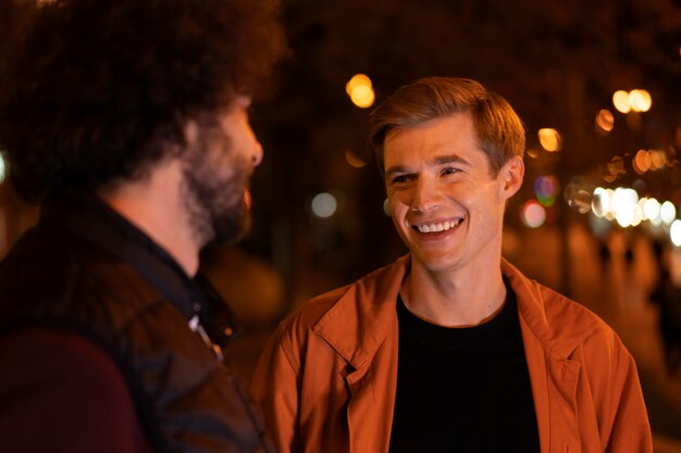 Hombres sonrientes de tiro medio al aire libre