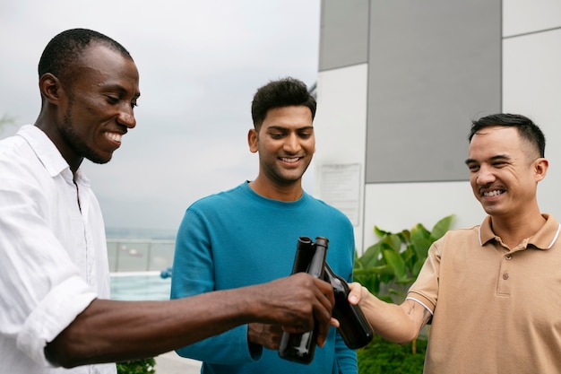 Foto gratuita hombres sonrientes de tiro medio con bebidas