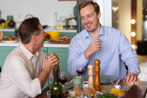 Hombres sonrientes de tiro medio charlando