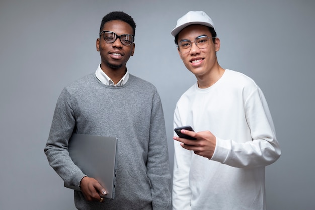 Foto gratuita hombres sonrientes de tiro medio con gafas