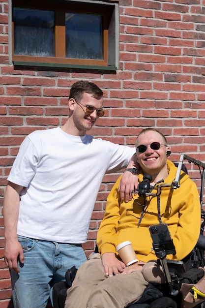 Foto gratuita hombres sonrientes de tiro medio que pasan tiempo juntos