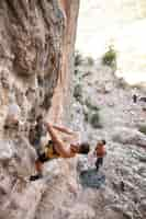 Foto gratuita hombres subiendo a una montaña con equipo de seguridad.