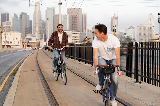 Foto gratuita hombres de tiro completo en bicicleta en la ciudad