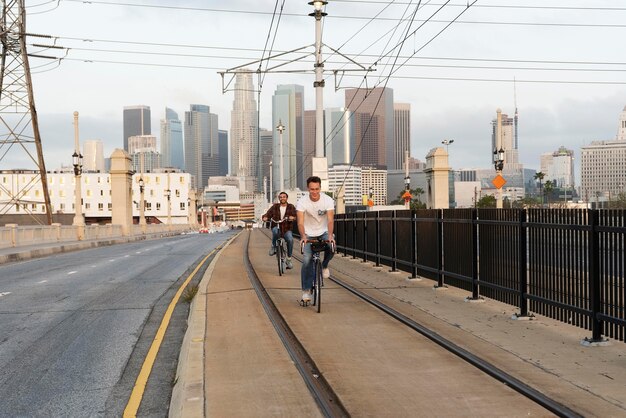 Hombres de tiro completo en bicicleta