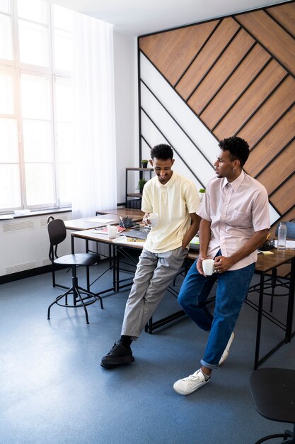 Hombres de tiro completo charlando en el trabajo