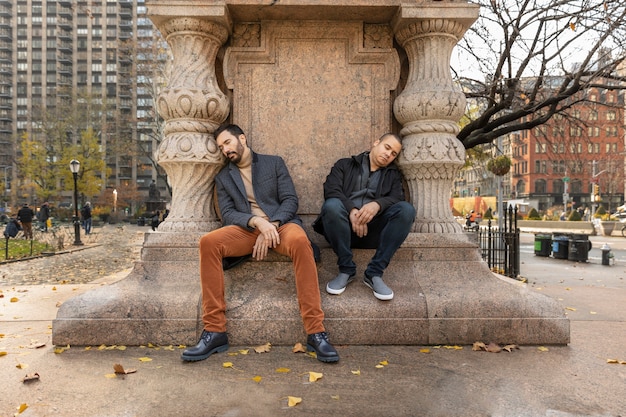 Hombres de tiro completo durmiendo al aire libre