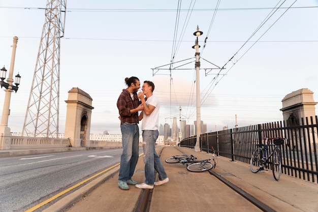 Foto gratuita hombres de tiro completo están enamorados