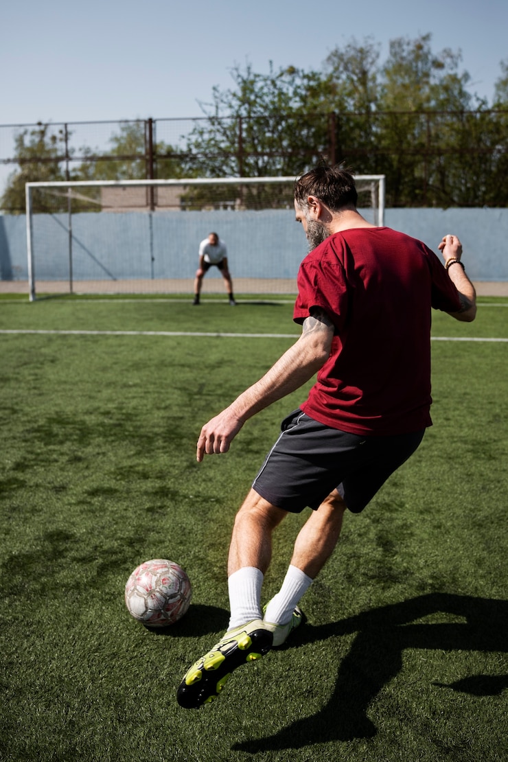 Foto gratuito hombres de tiro completo jugando al fútbol