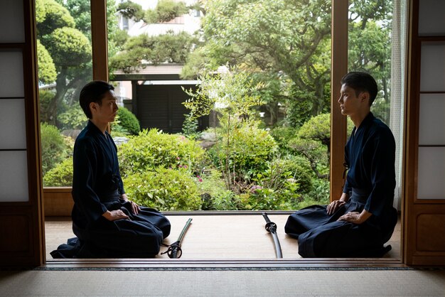 Hombres de tiro completo meditando juntos