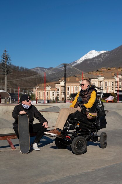 Hombres de tiro completo sentados al aire libre