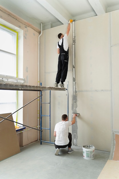 Hombres de tiro completo trabajando juntos