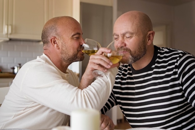 Hombres de tiro medio con bebidas en casa.