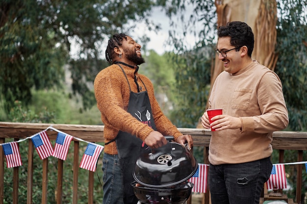 Hombres de tiro medio celebrando el 4 de julio.