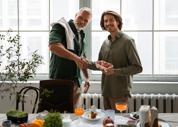 Hombres de tiro medio celebrando la pascua ortodoxa