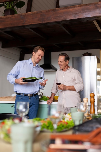 Foto gratuita hombres de tiro medio celebrando con vino