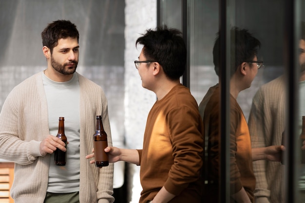 Foto gratuita hombres de tiro medio con cervezas