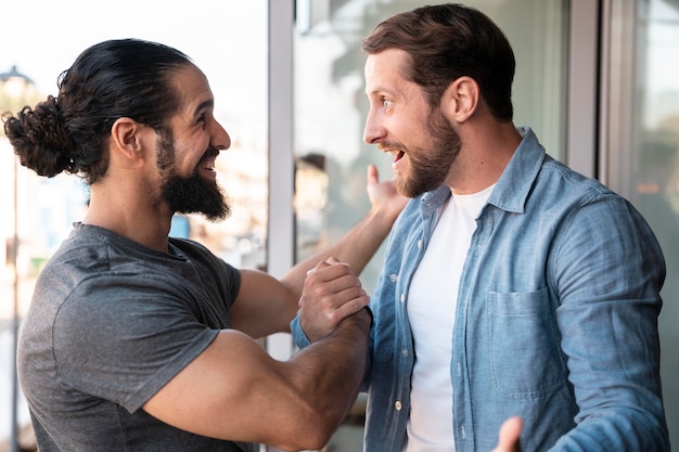 Hombres de tiro medio charlando