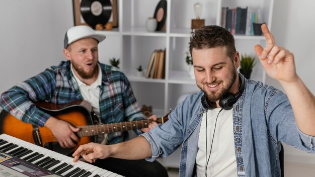 Hombres de tiro medio componiendo música