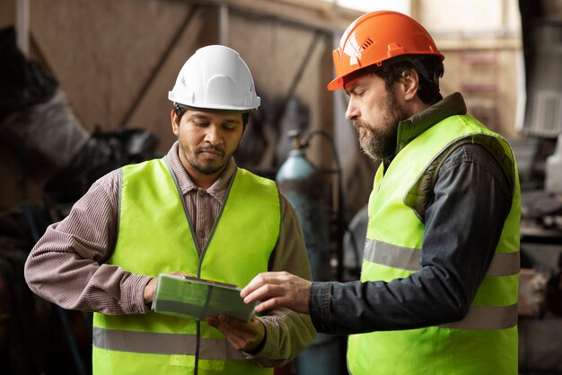 Hombres de tiro medio discutiendo en el trabajo