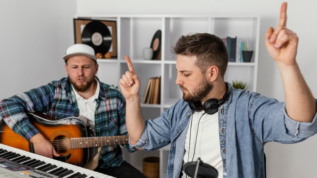 Hombres de tiro medio divirtiéndose