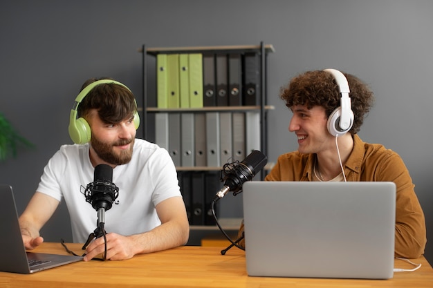 Hombres de tiro medio grabando podcast