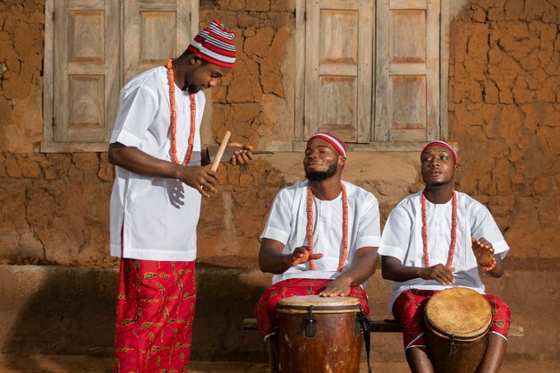 Hombres de tiro medio haciendo música