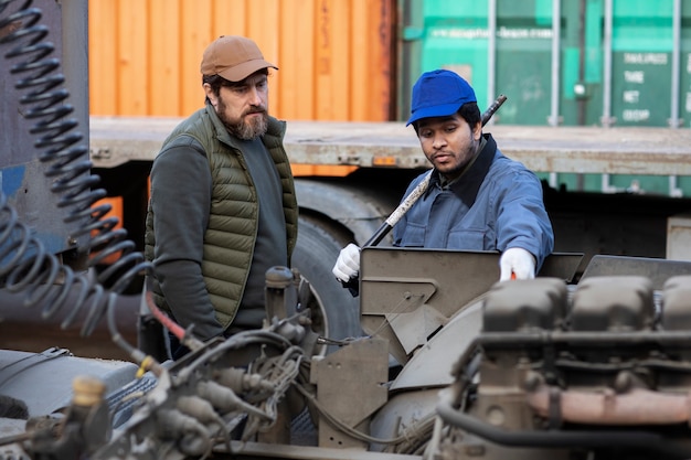 Hombres de tiro medio mirando dentro del camión