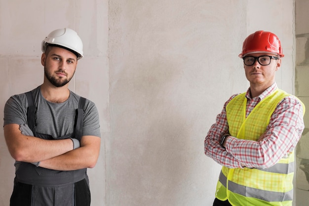 Hombres de tiro medio posando juntos