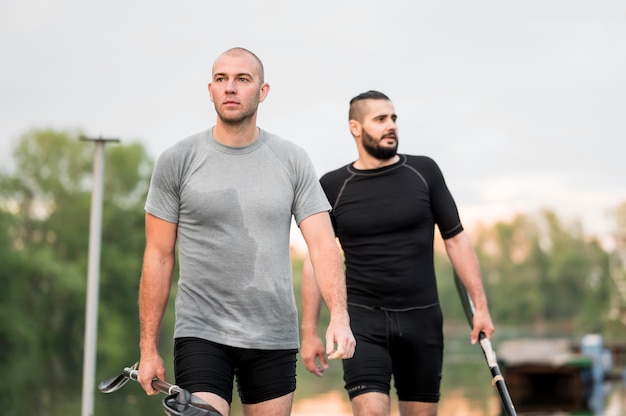 Hombres de tiro medio que pasan tiempo juntos