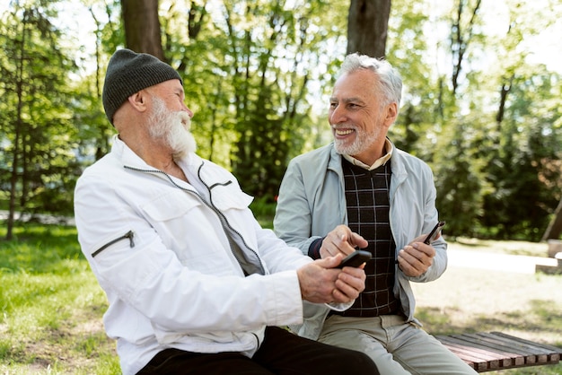 Hombres de tiro medio riendo en la naturaleza