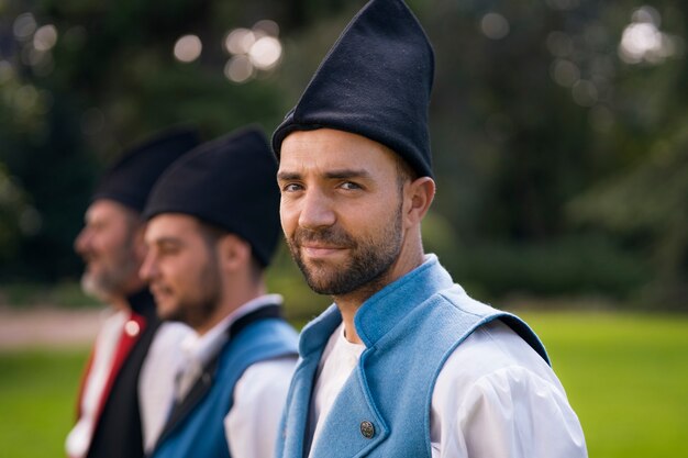 Hombres de tiro medio con ropa tradicional.