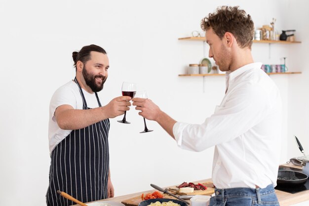 Hombres de tiro medio tintineo de vasos