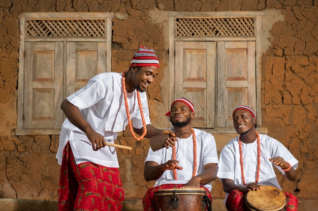 Hombres de tiro medio tocando música