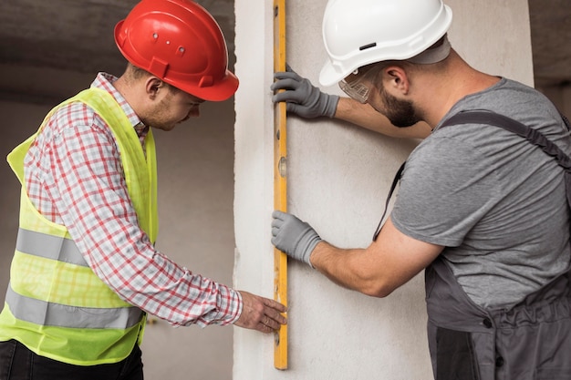 Hombres de tiro medio trabajando juntos