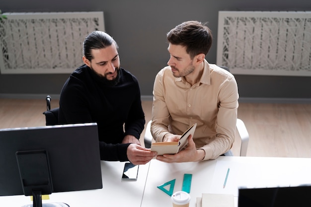 Hombres de tiro medio trabajando juntos