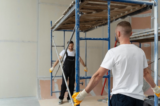 Foto gratuita hombres de tiro medio trabajando juntos