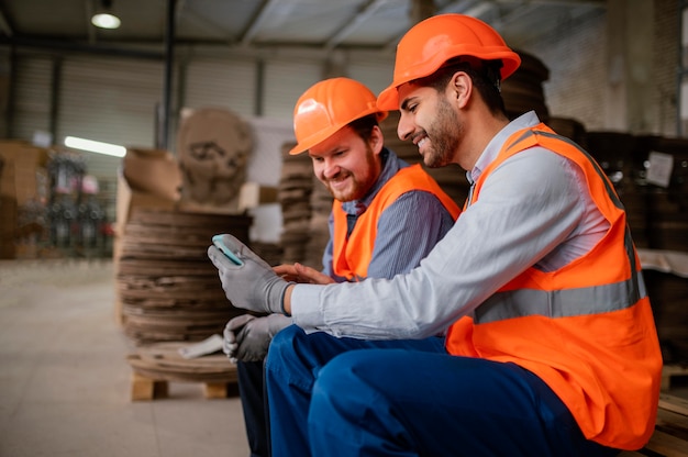 Hombres tomando un descanso del trabajo