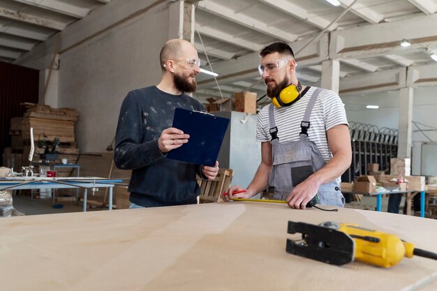 Hombres trabajando en cortar tablero mdf