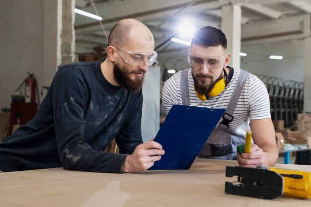 Hombres trabajando en cortar tablero mdf