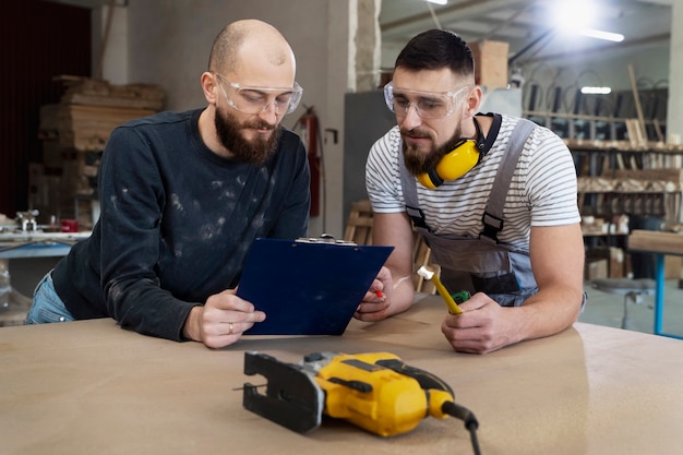 Hombres trabajando en cortar tablero mdf