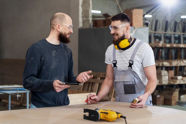 Hombres trabajando en cortar tablero mdf