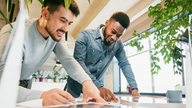 Hombres trabajando juntos como equipo