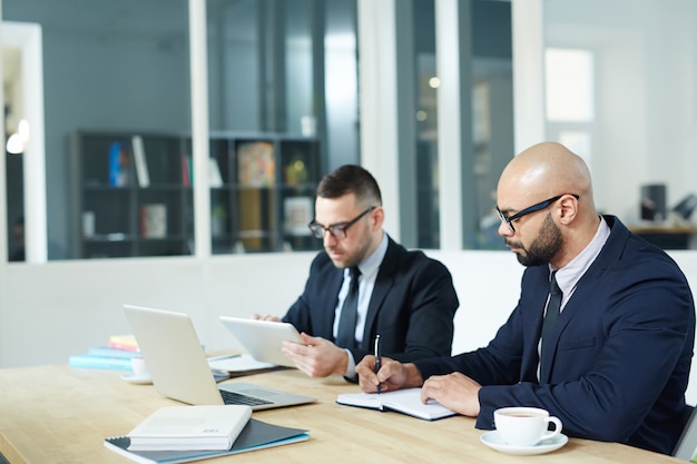 Hombres trabajando en oficina